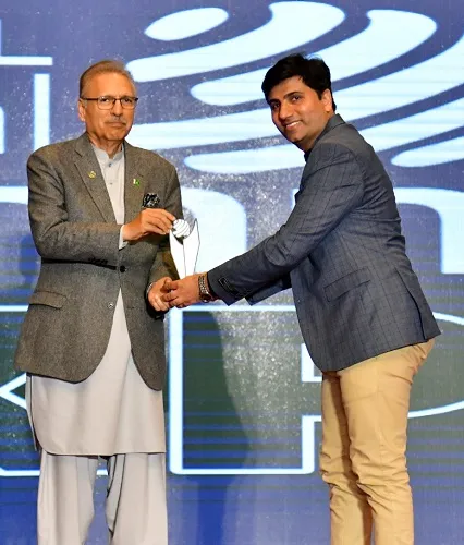 President of Pakistan Dr. Arif Alvi presenting award to Vizz Web Solutions for IT excellence